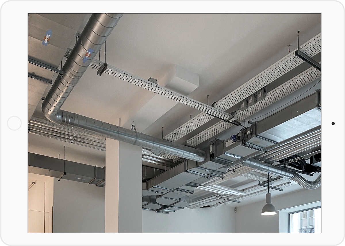 Réseaux de fluides et de gaines techniques installés au plafond d’un bâtiment tertiaire par un bureau d’études CVC et plomberie AE2 Ingénierie