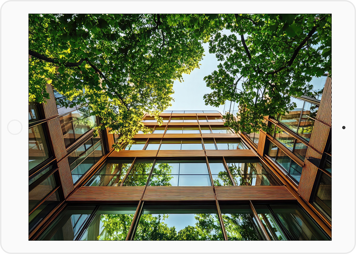 Immeuble avec façade végétalisée pour optimiser le confort d'été et la performance environnementale