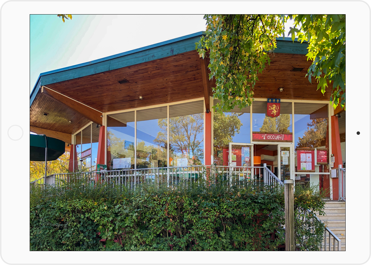 Bâtiment en bois à haute performance environnementale, accueil du camping Huttopia
