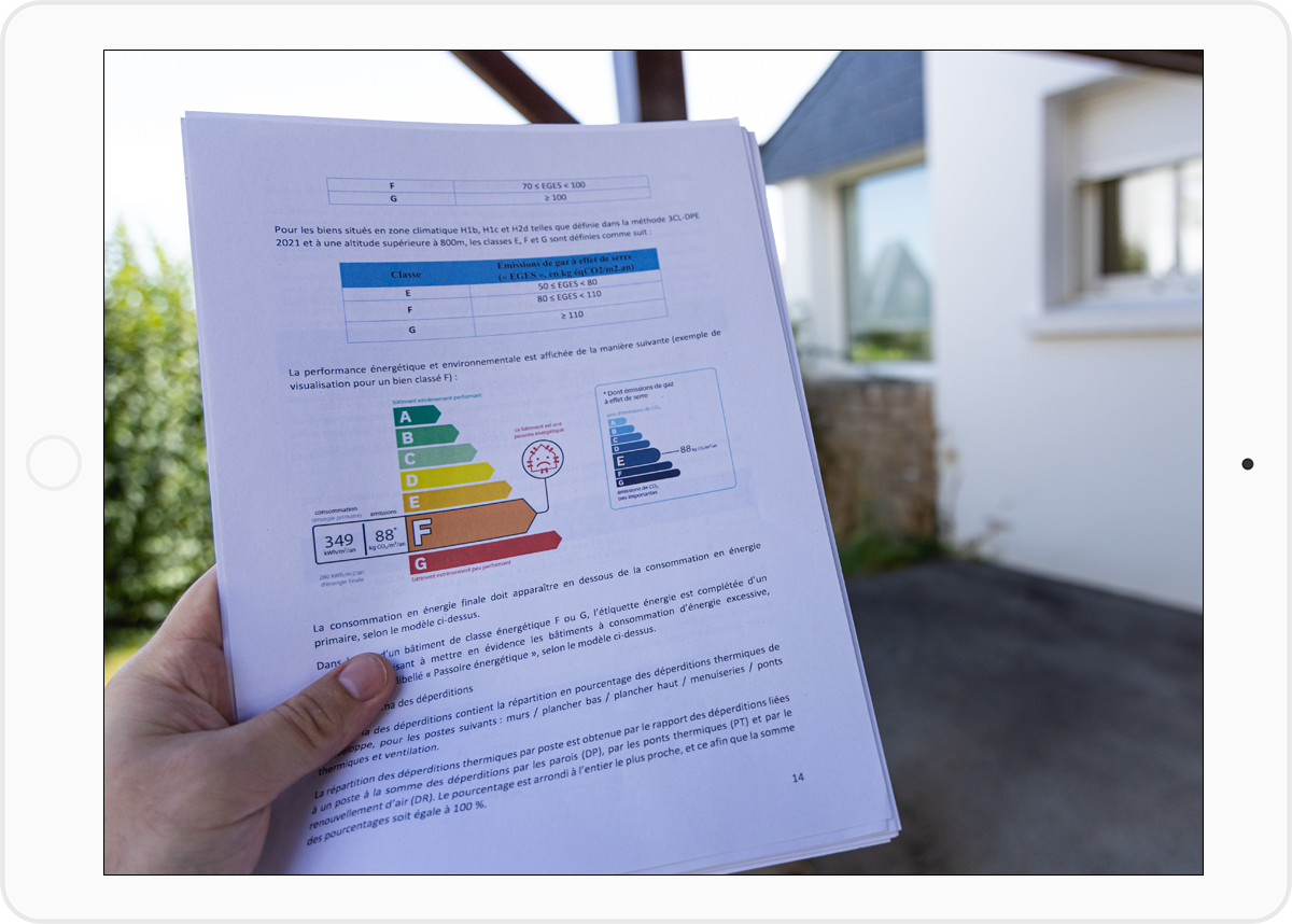 Main tenant un rapport de diagnostic de performance énergétique (DPE) avec l'étiquette énergie